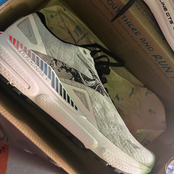 Brooks Adrenaline GTS 23 size 11. Brand new in box - Picture 3 of 3
